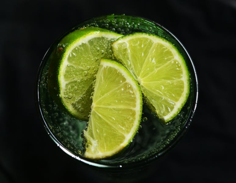 Sparkling water with lime